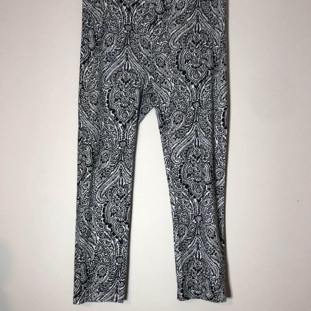 Women’s Black & white paisley Capri leggings pants cotton blend medium